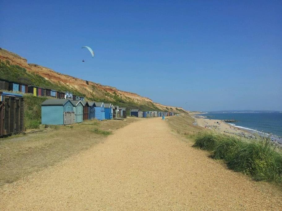 The Firs - Apartment Next To Beach & Forest - Pets Are Free Barton on Sea Εξωτερικό φωτογραφία